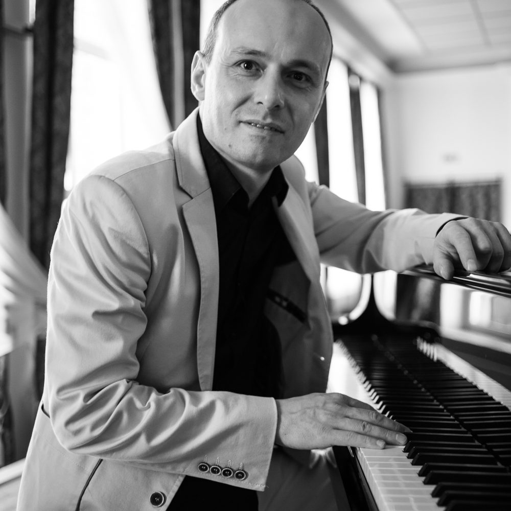 Grzegorz Marszałek przy fortepianie