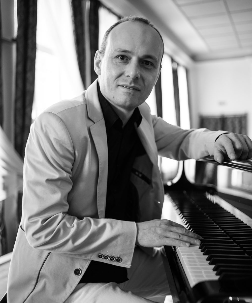Grzegorz Marszałek przy fortepianie